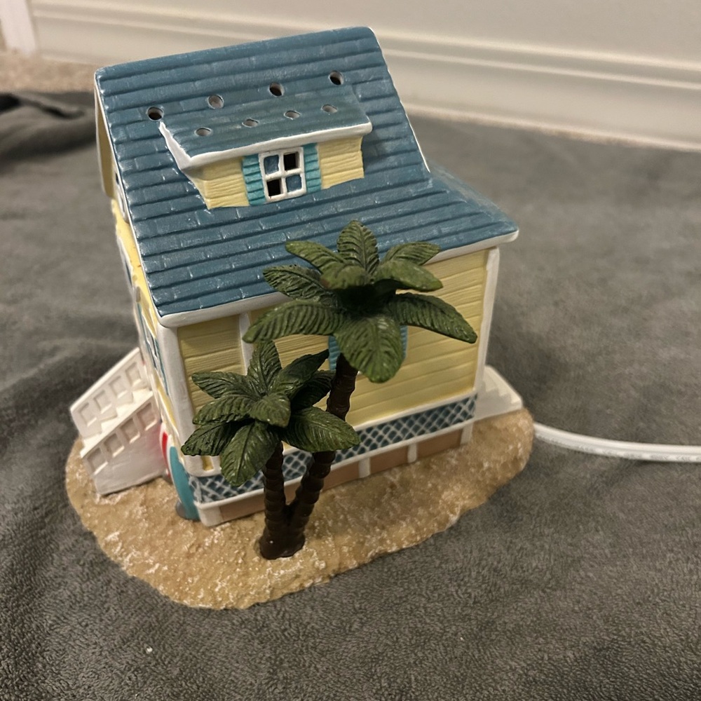 Scentsy Beach Bungalow Warmer with original box. - Picture 3 of 8